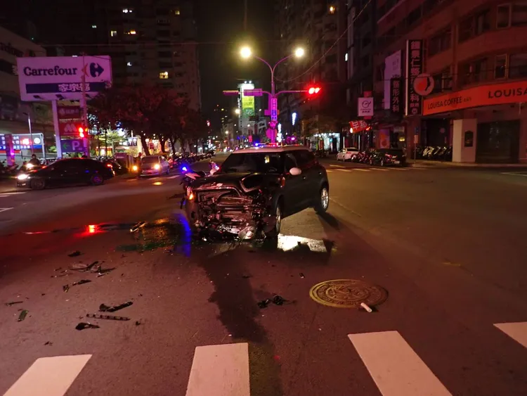 趙姓男子酒後駕駛Mini自小客，在路口左轉時慘遭擊落，車頭嚴重毀損。讀者提供