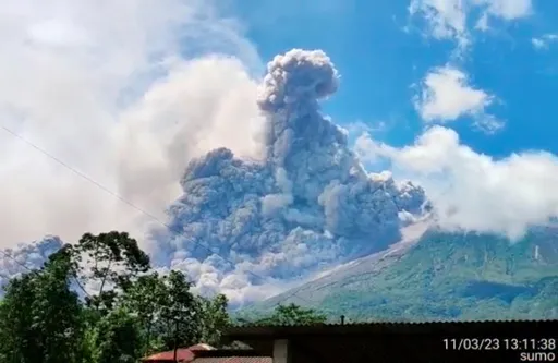 印尼梅拉比火山爆發 火山雲噴7公里高