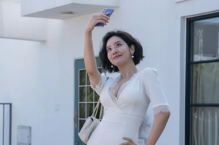 車珠英飾演的空姐曾隆乳，被霸凌5人幫無視。Netflix提供