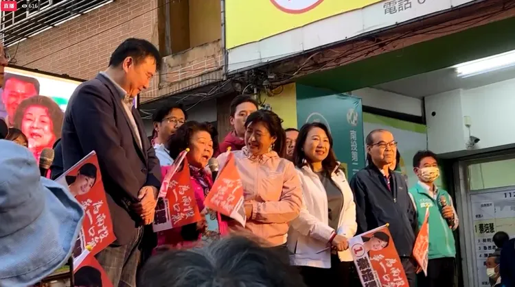 蔡培慧勝選後與母親上台接受支持者歡呼。民進黨提供