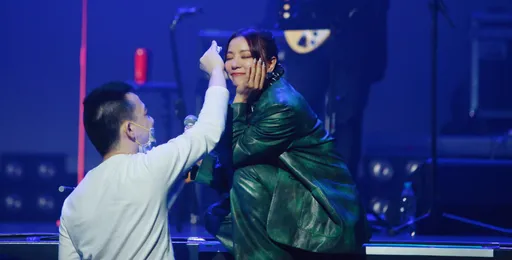 丁噹準備上廁所突然被cue 開放小鮮肉上台幫擦汗