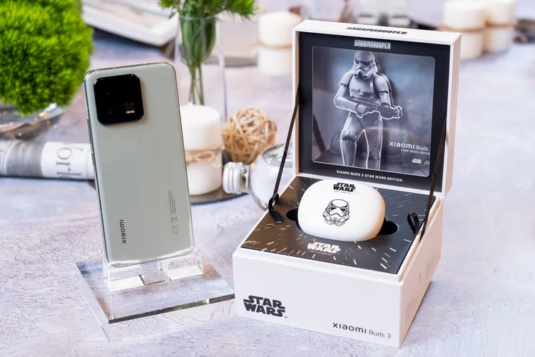 Xiaomi 13 Pro與Xiaomi 13於3月9日至17日於各大通路開放預購，參與預購（或登錄）即贈Xiaomi Buds 3 星戰聯名款（2695元；數量有限，送完為止）。廠商提供