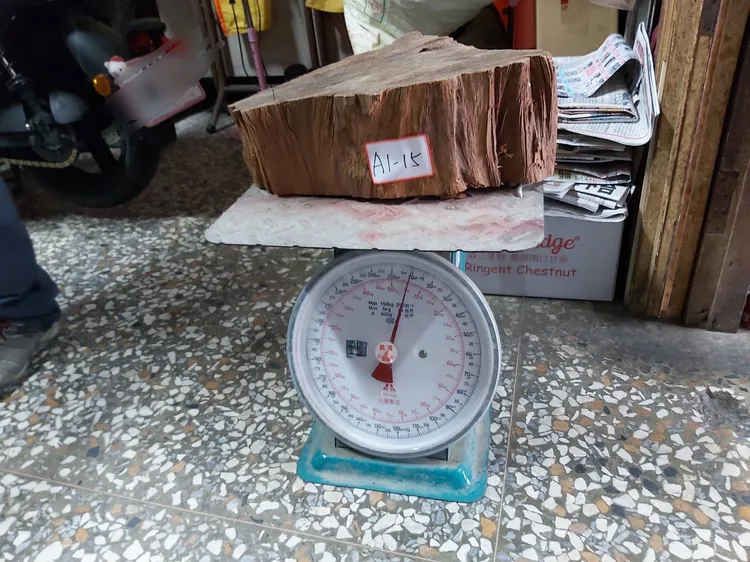 警方一共查獲970公斤贓木。翻攝畫面