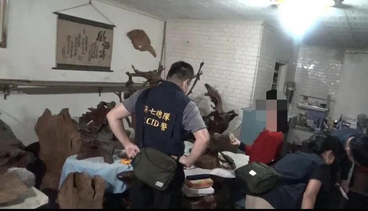 警方前往鶯歌林家搜索。翻攝畫面