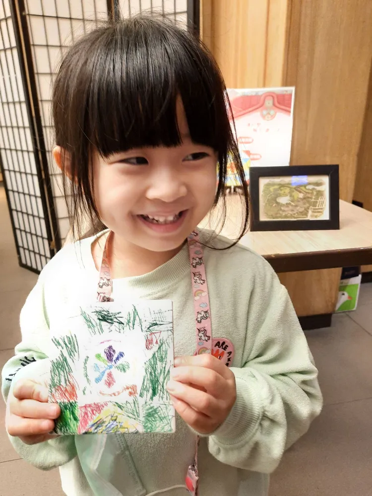 翰品高雄花磚彩繪手作課程，讓孩童化身小小藝術家。業者提供