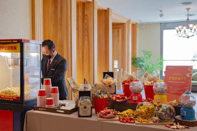 翰品花蓮提供繽紛糖果及爆米花歡度兒童節 。業者提供