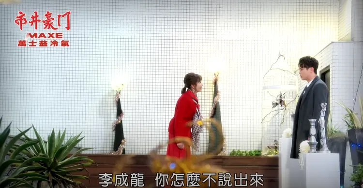 吳東諺（右）和羅巧倫在頂樓爭執。民視提供