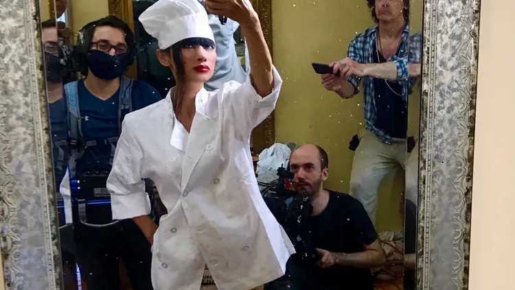 白靈在片場1人身兼數職，克服萬難完成首部導演處女作。白靈提供
