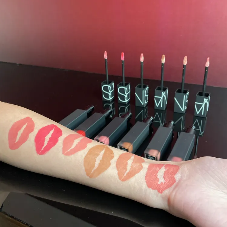 6款雲霧唇露試色。張家玲攝