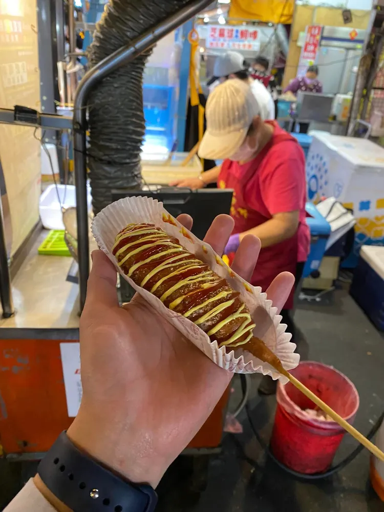 攤販老闆娘協助走失小男孩，暖爆網友當場就買熱狗支持。翻攝臉書社團「我是永和人」