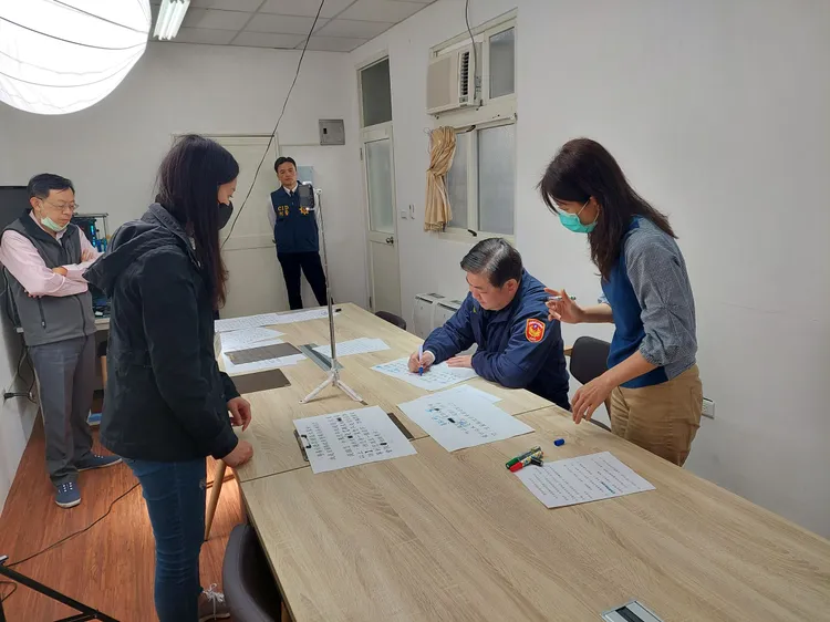 宜蘭縣警察局長林武宏身先士卒，帶頭宣導防詐騙，全員動起來。警局提供