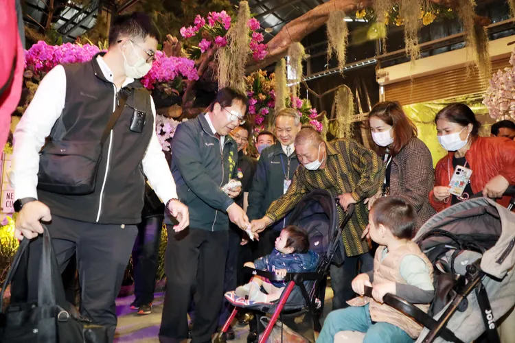 黃偉哲分送小禮物和民眾搏感情。市府提供