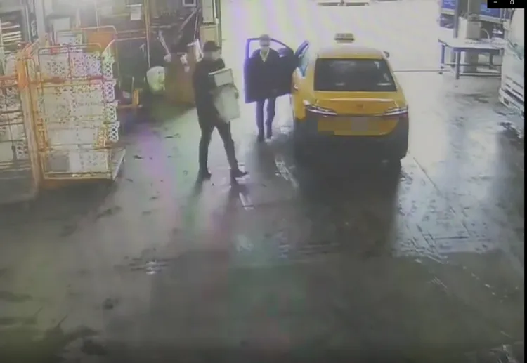 許嫌搭乘計程車載運酒品，過程都被監視器拍下。讀者提供