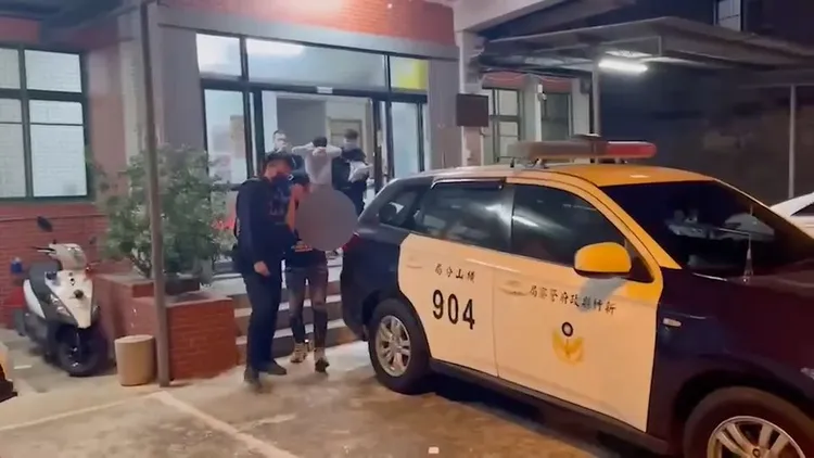 二名通緝犯被解送歸案。橫山警分局提供