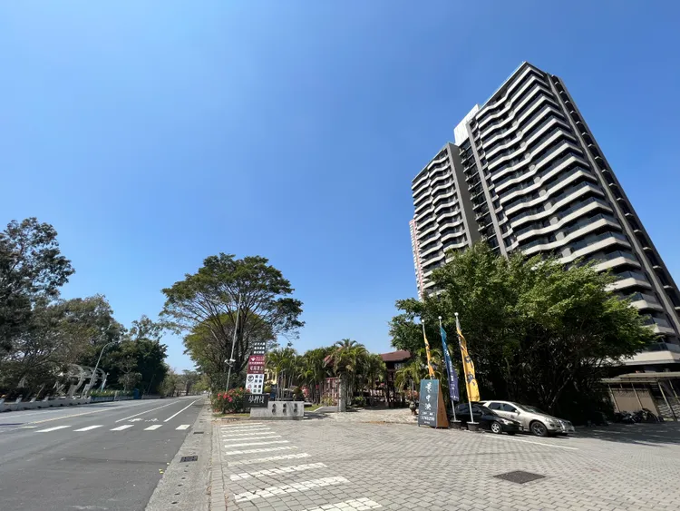 大樓案「景中央」與「頤湖苑」均屬百坪豪宅，強調正對澄清湖首排。葉家銘攝