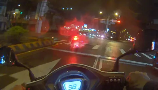 酒後嘴饞竟騎車夜市買消夜 拒檢街頭逃竄遭警圍捕落網