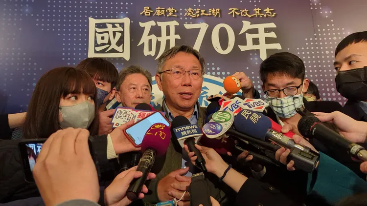 賴士葆坦言，民眾黨主席柯文哲再不堪民調都有20%，應該要跟他談。資料照片