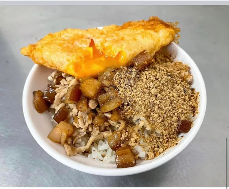 前金肉燥飯的招牌組合餐是魚鬆肉燥飯加上半熟鴨蛋包，只要65元。翻攝米其林網站