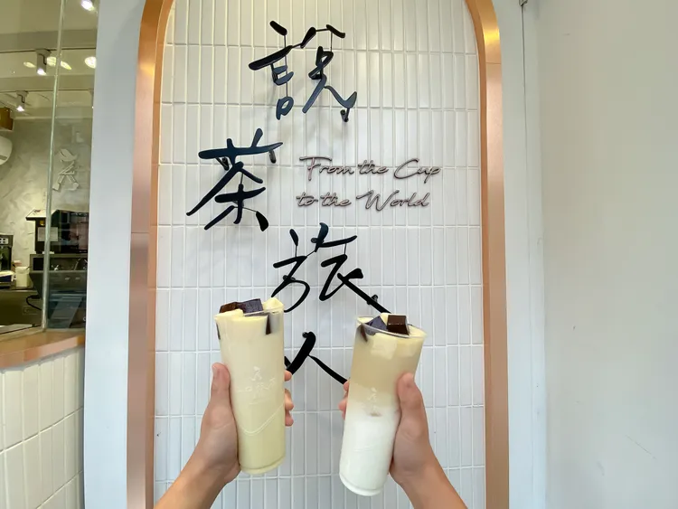 二口旅茶迎接白色情人節祭出豐盛抽獎，最大獎為價值12,000元的宜蘭力麗威斯汀度假酒店一泊二食雙人住宿券，還有Pandora金屬對鍊、漢來海港餐廳雙人餐券。業者提供