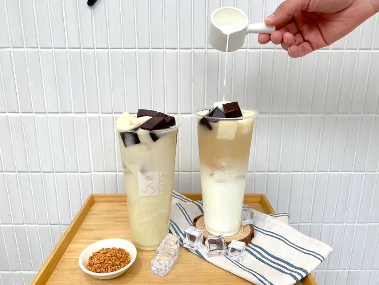 2xLu二口旅茶新品腐胖達（パンダ）手作玄米奶茶(左)及腐胖達（パンダ）手作玄米歐蕾(右)。業者提供