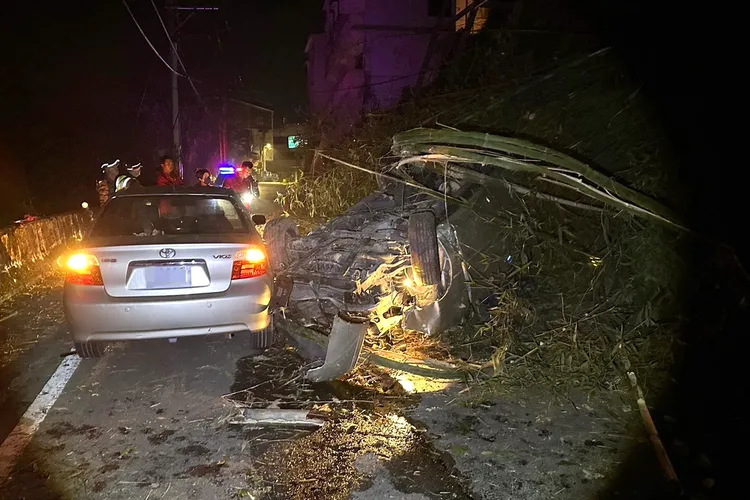 轎車翻覆在嘉169縣道上。讀者提供