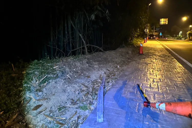 警方研判，駕駛偏離到對向車道，再翻落邊坡。讀者提供