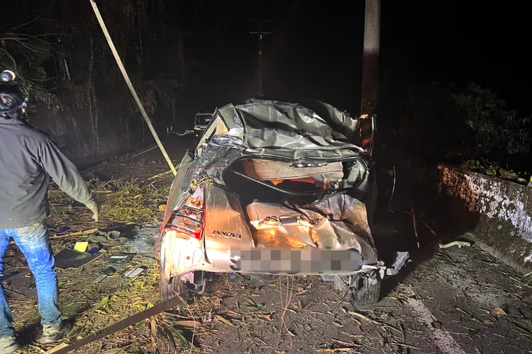 轎車車頂、車頭、車尾均嚴重凹陷。讀者提供