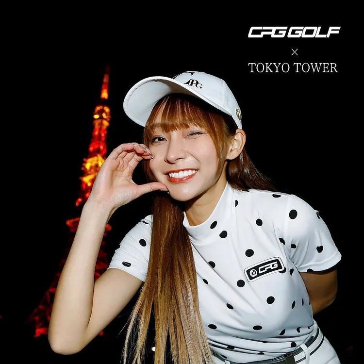 林襄在東京鐵塔前比臉頰愛心。翻攝林襄IG