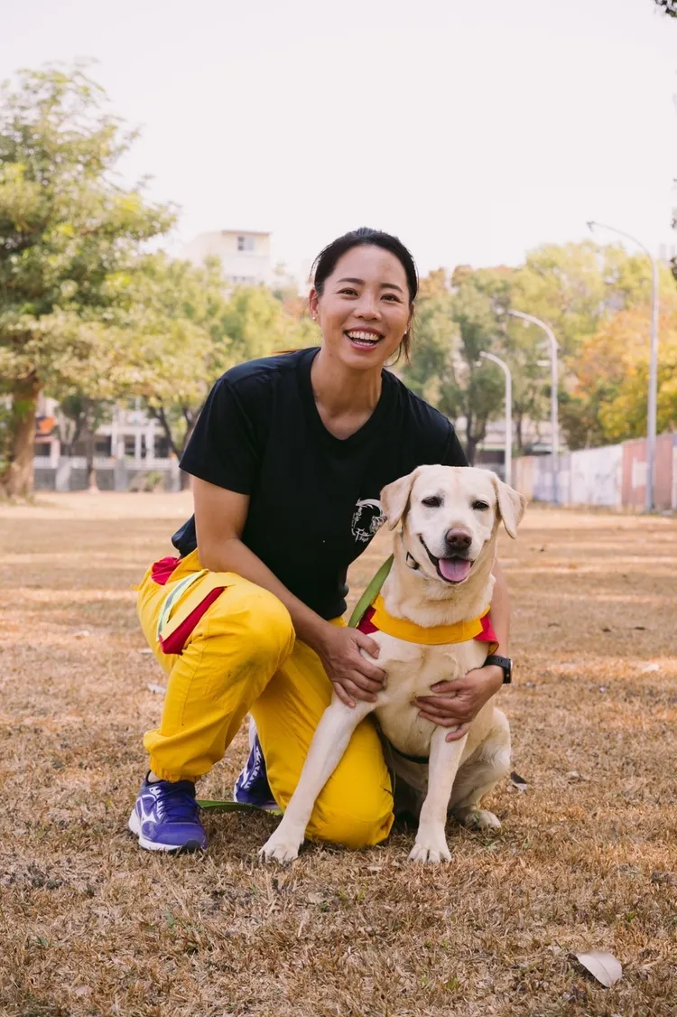 消防局出動「消防搜救犬」拍片，提醒民眾掃墓時特別注意防火。消防局提供