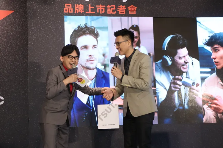 蔣偉文(右)喜收黃子佼送的生日禮物。鄭孟晃攝