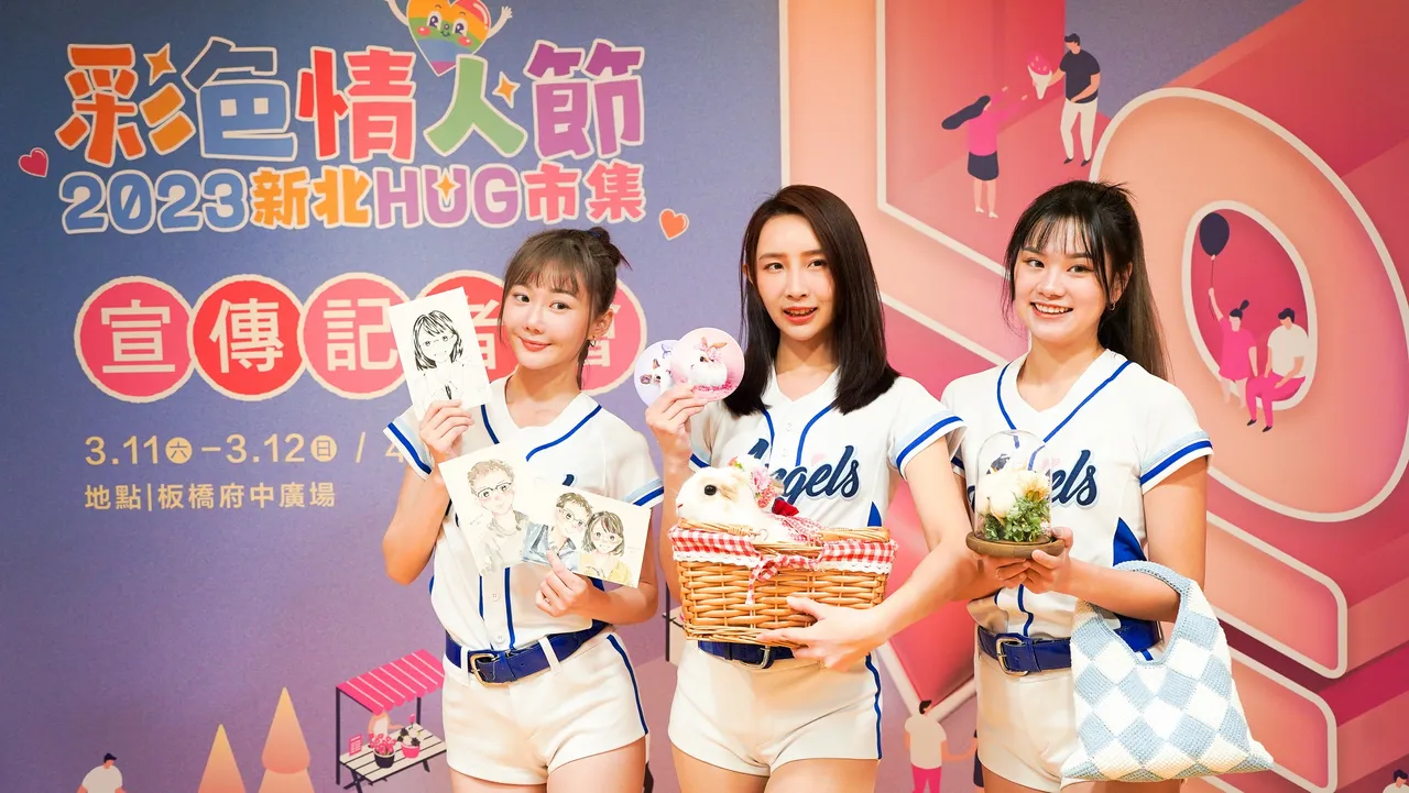 新北市府持續推廣府中商圈品牌,這次搭配白色、黑色情人節議題打造新北HUG市集。經發局提供