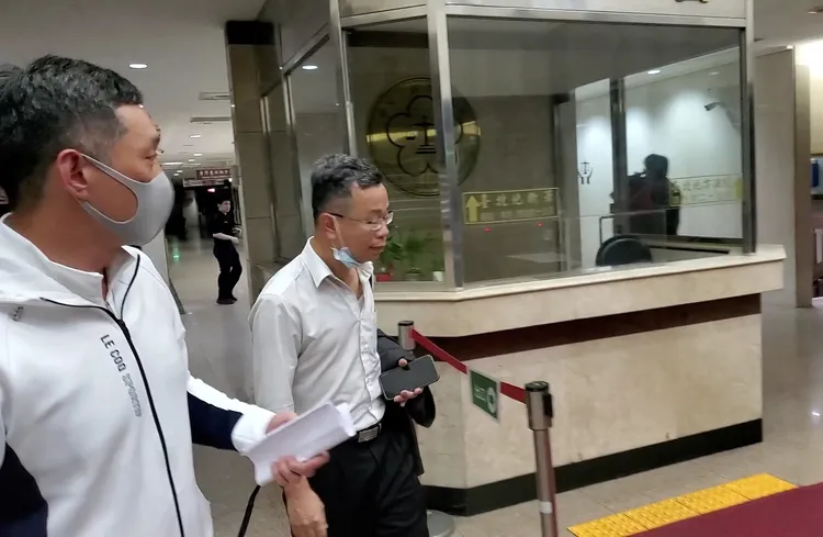 江穎範離開時，一直還關心與記者吵架的親友，不斷揮手要他走。呂志明攝