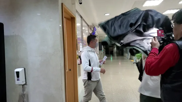 記者在採訪時，江穎範的親友突然拿出外套蓋到記者的攝影機上，不讓拍攝。呂志明攝