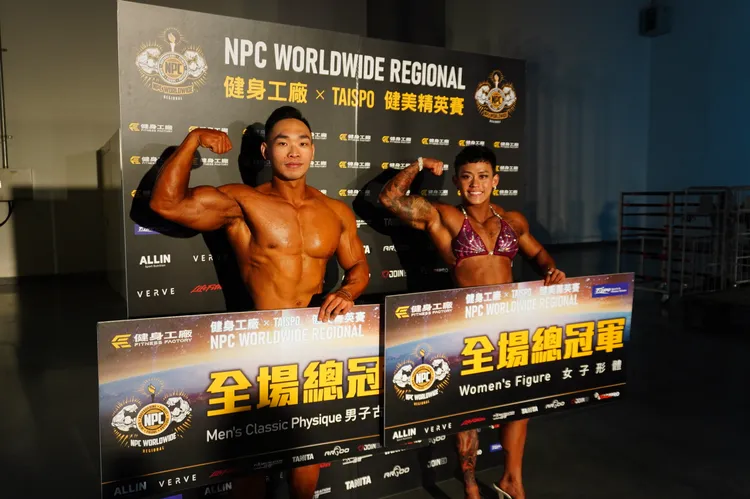 在古典健美項目，蕭明宇（圖左）獲得裁判們一致認同。翻攝畫面