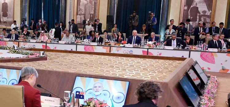 拉夫洛夫（左）與布林肯（右）的座位中間隔了好幾國代表。美聯社