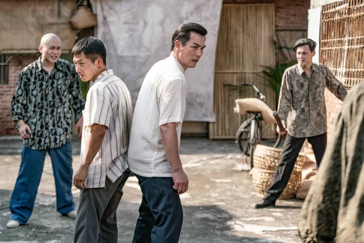 伊正（右二）與蔡昌憲（左二）頂著36度的高溫，連拍6小時打鬥戲，兩人全身掛彩。公視、禾豐製作提供