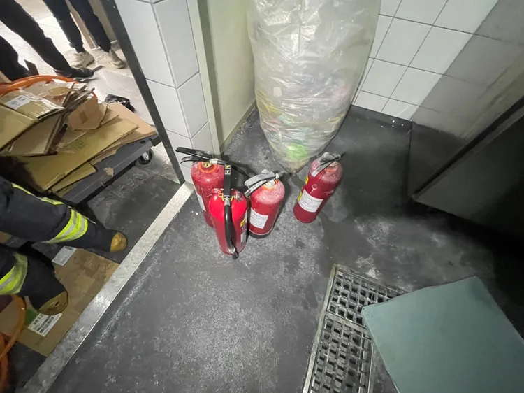 地上擺放多支使用過的滅火器。新北市消防局提供