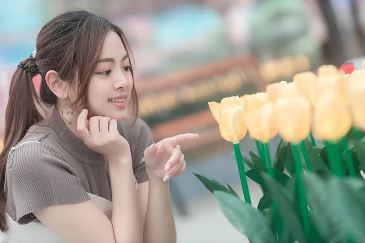 單筆消費滿2000元即可抽價值55,000元的ezTravel易遊網旅行行程兌換券，圖為台中港店鬱金香花園造景。業者提供