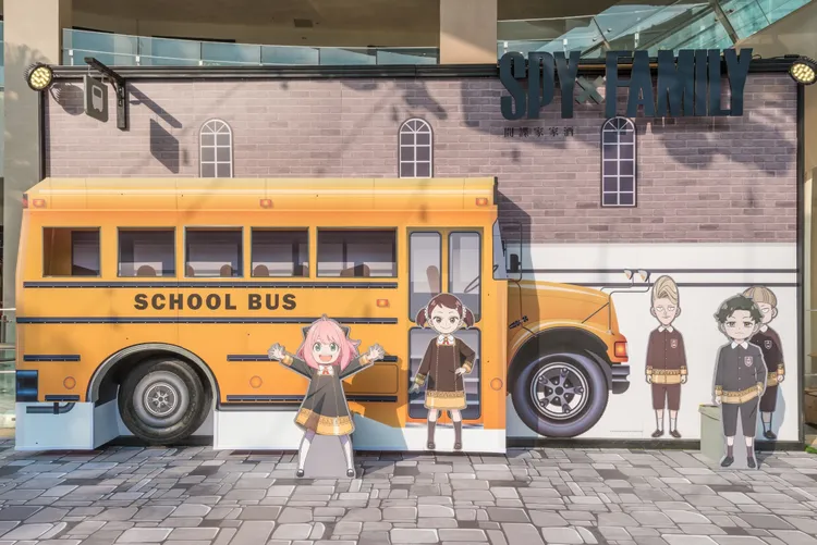 林口店打造《間諜家家酒SPY×FAMILY》學園校車。業者提供