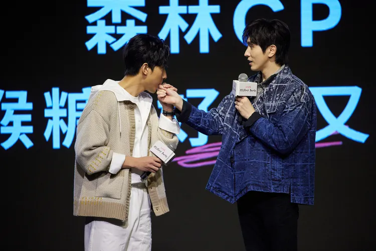 徐韜（左）反攻陳璽安，重現《HIStory5-遇見未來的你》「餵喉糖」經典橋段。LINE TV提供