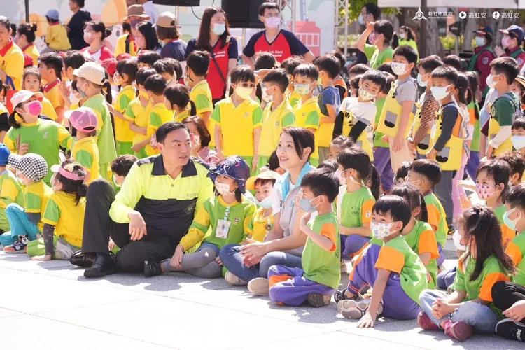 但高虹安臉書中也有一張照片是，大家一起曬。引自高虹安臉書照片