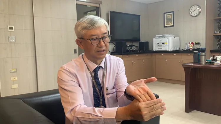 傅尹志院長建議板機指患者平日可做拉筋動作，把手掌打開，用另一手按著除姆指以外另四指，一次按壓3秒鐘放開，來回做個20次。吳慧芬攝