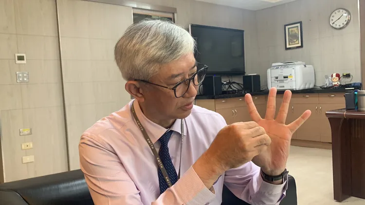 傅尹志院長指「經皮穿刺板機指手術」是在局部麻醉下，將針刺進患者手掌末端的滑車處，利用針頭的斷面，把滑車鬆開。吳慧芬攝