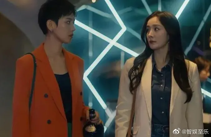 李曉峰（左）和楊冪先前在電視劇中飾演閨密兼姑嫂，讓這段關係戲劇性十足。翻攝智娛至樂微博