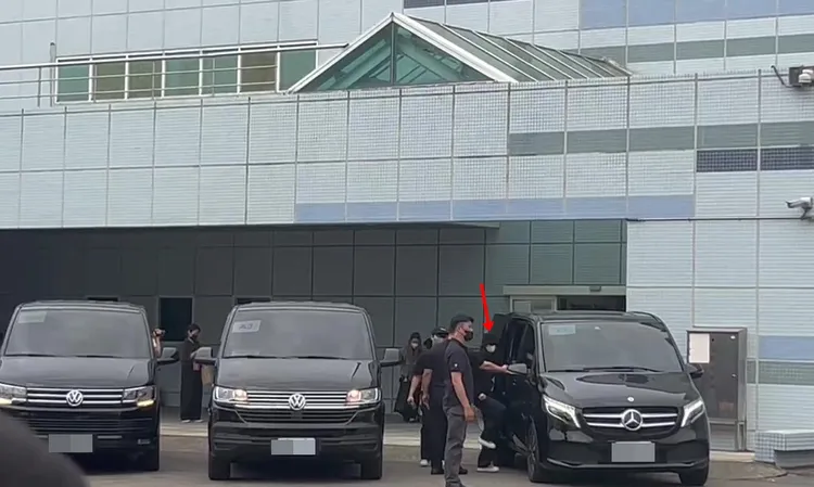 全身黑的Jisoo坐上保母車。陳薇安攝