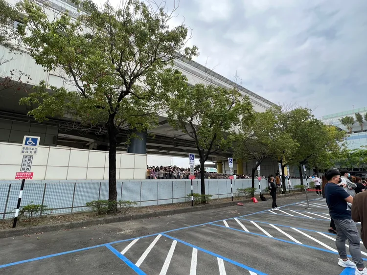 機場外擠滿人潮追星。陳薇安攝