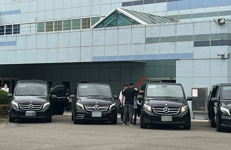 嬌小的Jennie被保鑣擋住，快步走上保母車。陳薇安攝