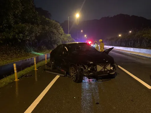台62線賓士自撞護欄 車上3人甩出車外!釀1死2傷慘劇