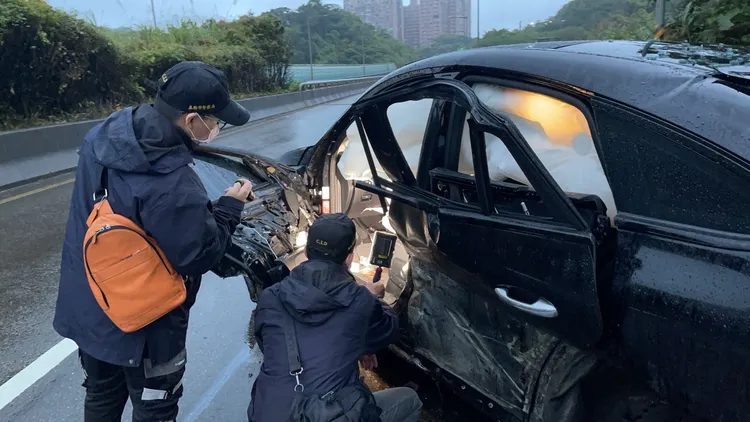 警方於事故現場採證。翻攝畫面