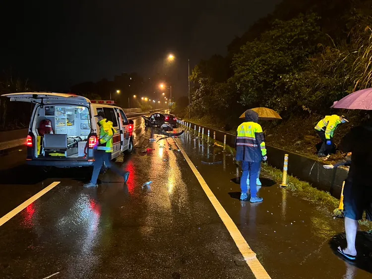 警消將傷者送往醫院搶救。翻攝畫面